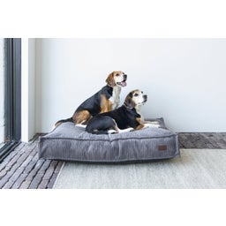 Designed by Lotte Ligkussen - Ribbed Bruin - 120x80x15 cm